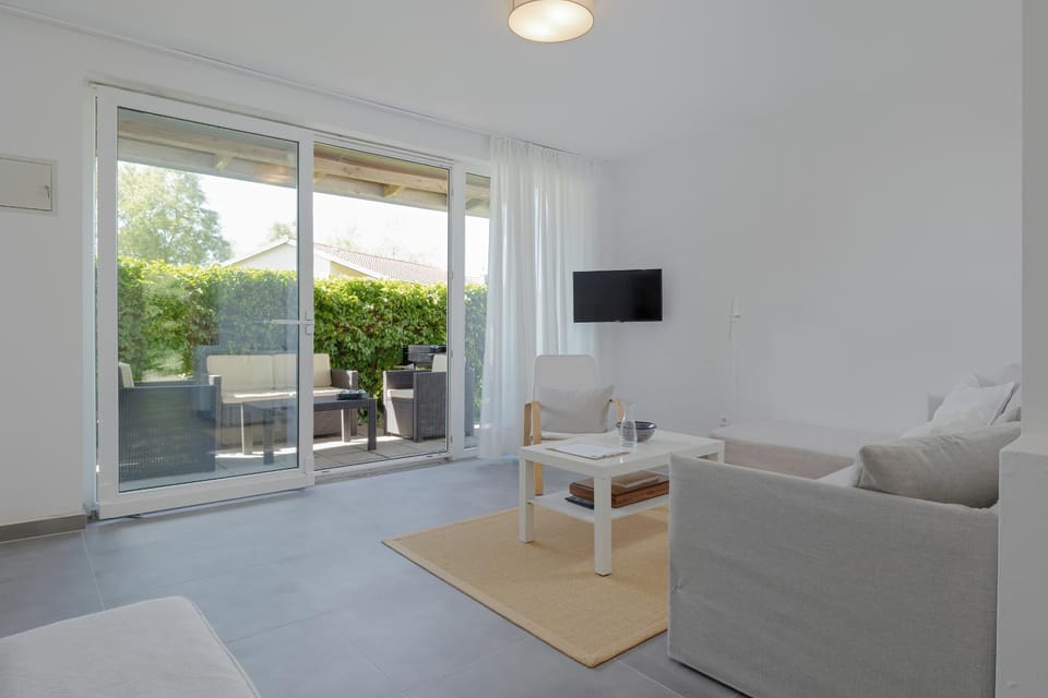 TV and multimedia, Balcony/Terrace, Living room, Seating area, Evening entertainment
