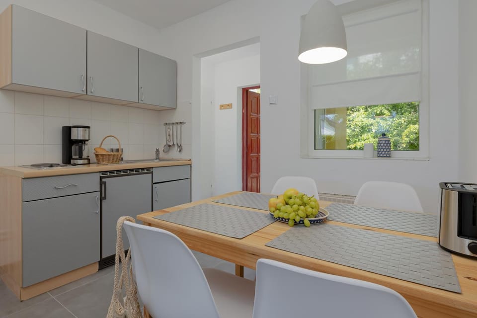 Coffee/tea facilities, Kitchen or kitchenette, Dining area, stove, toaster