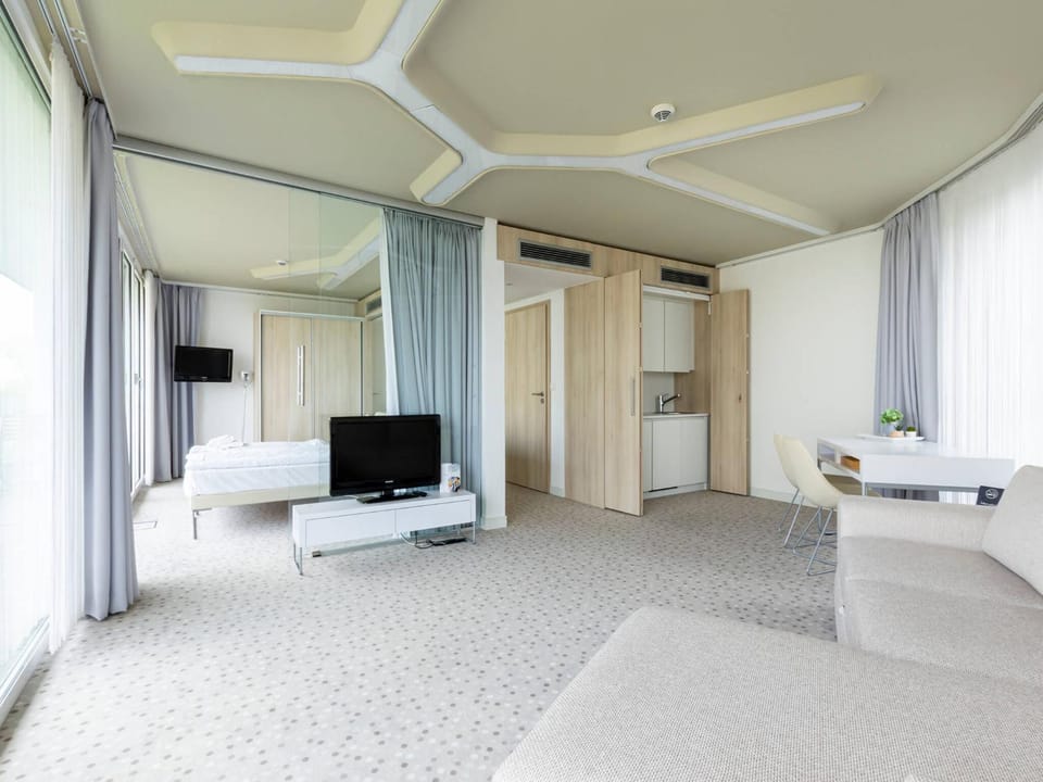 TV and multimedia, Living room, Seating area, Dining area