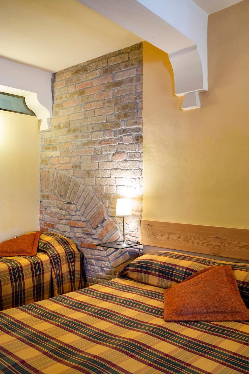 Bed, Living room, Photo of the whole room, Decorative detail, Bedroom