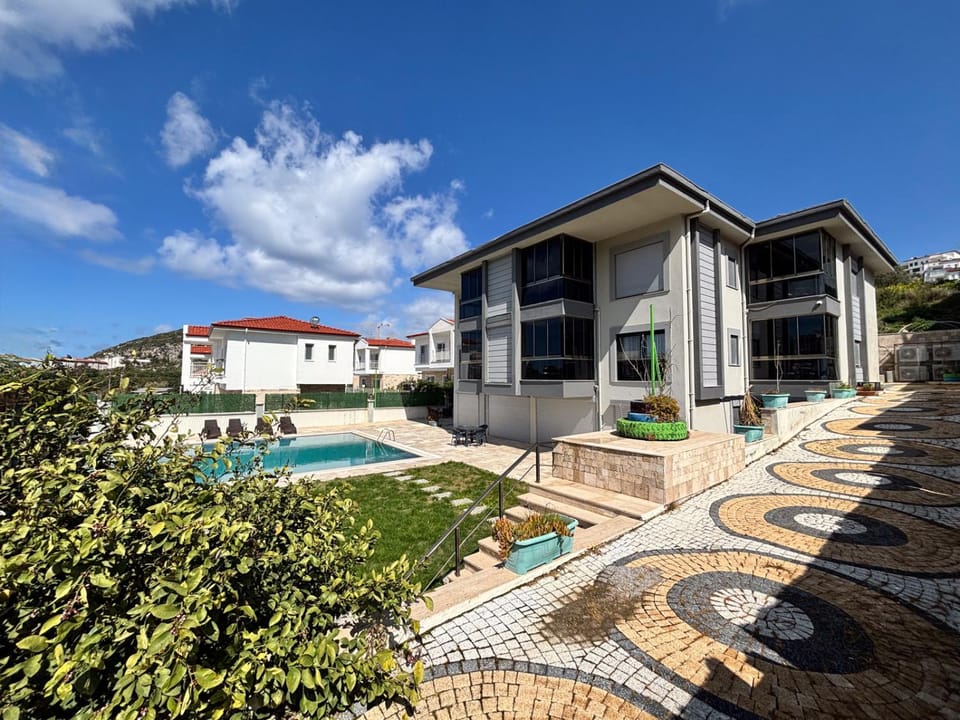 Property building, Day