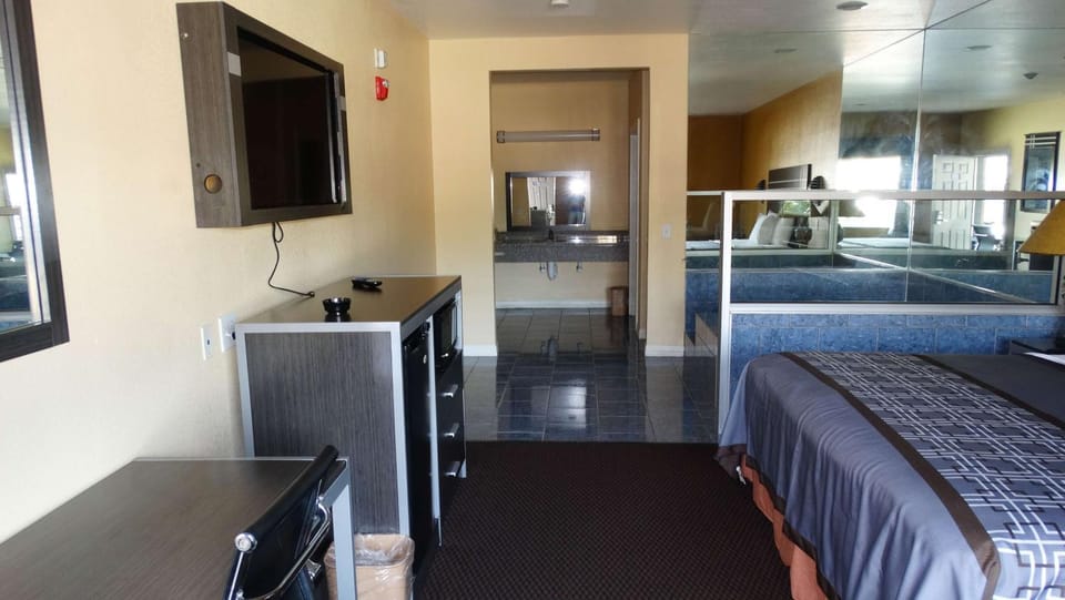 Bed, TV and multimedia, Bedroom