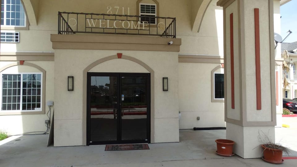 Facade/entrance, Day