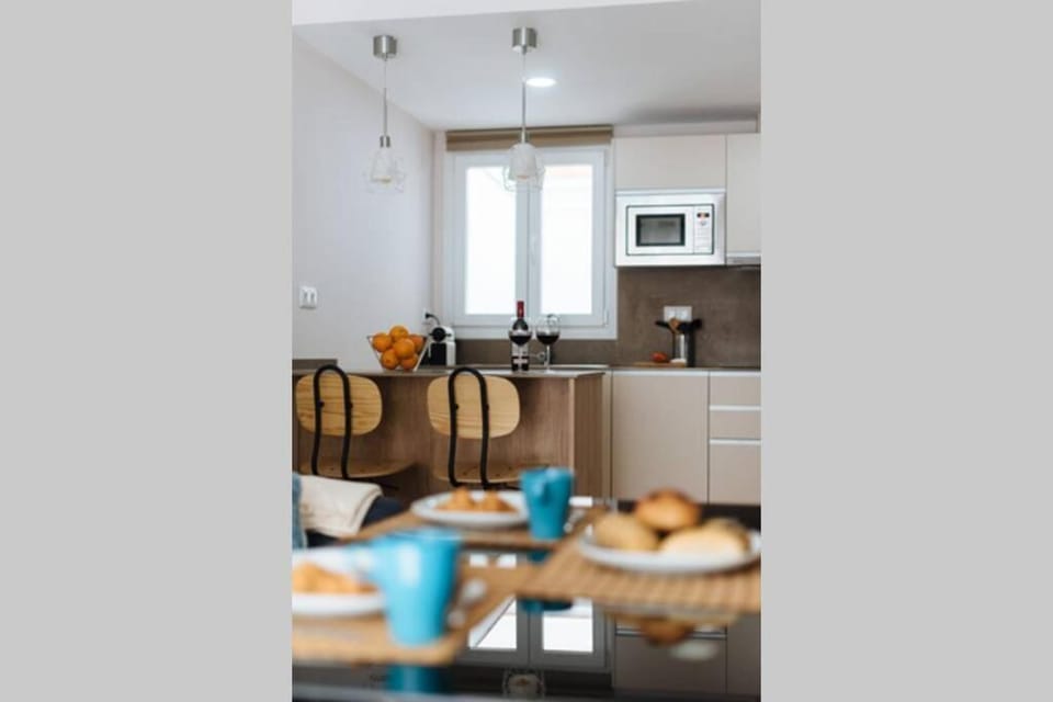 Hostly Sol 2bdr flat with patio in Seville center Apartment in Seville