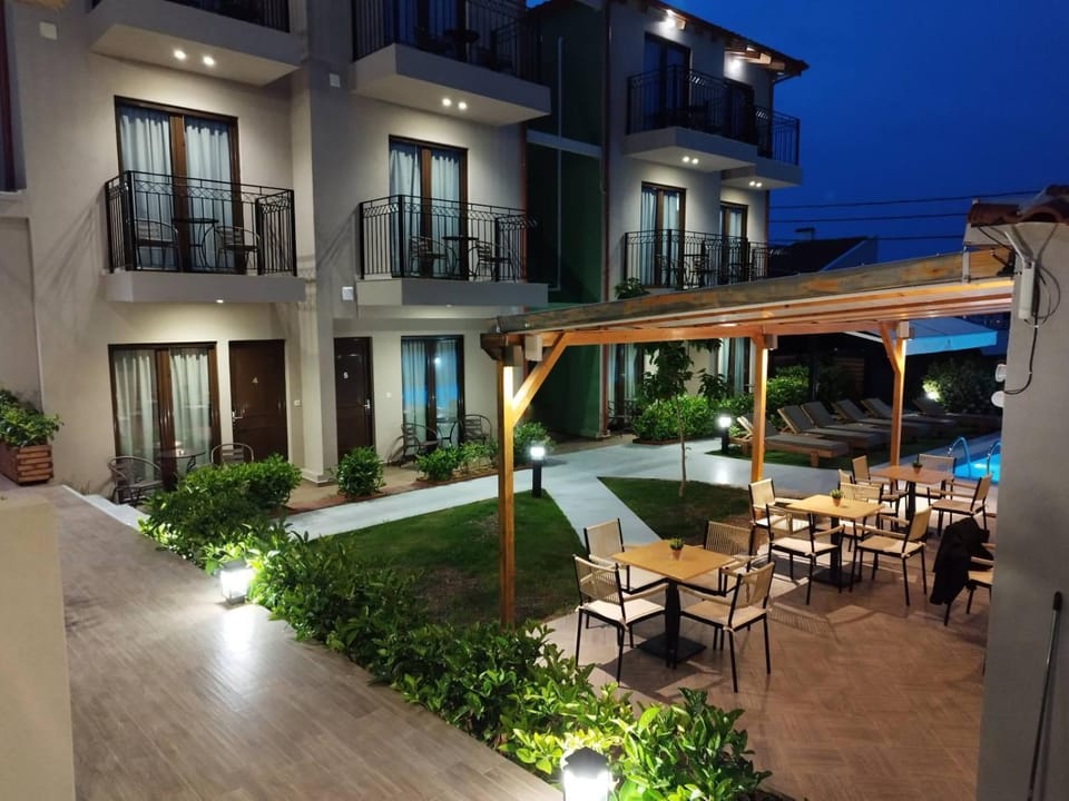 Property building, Restaurant/places to eat
