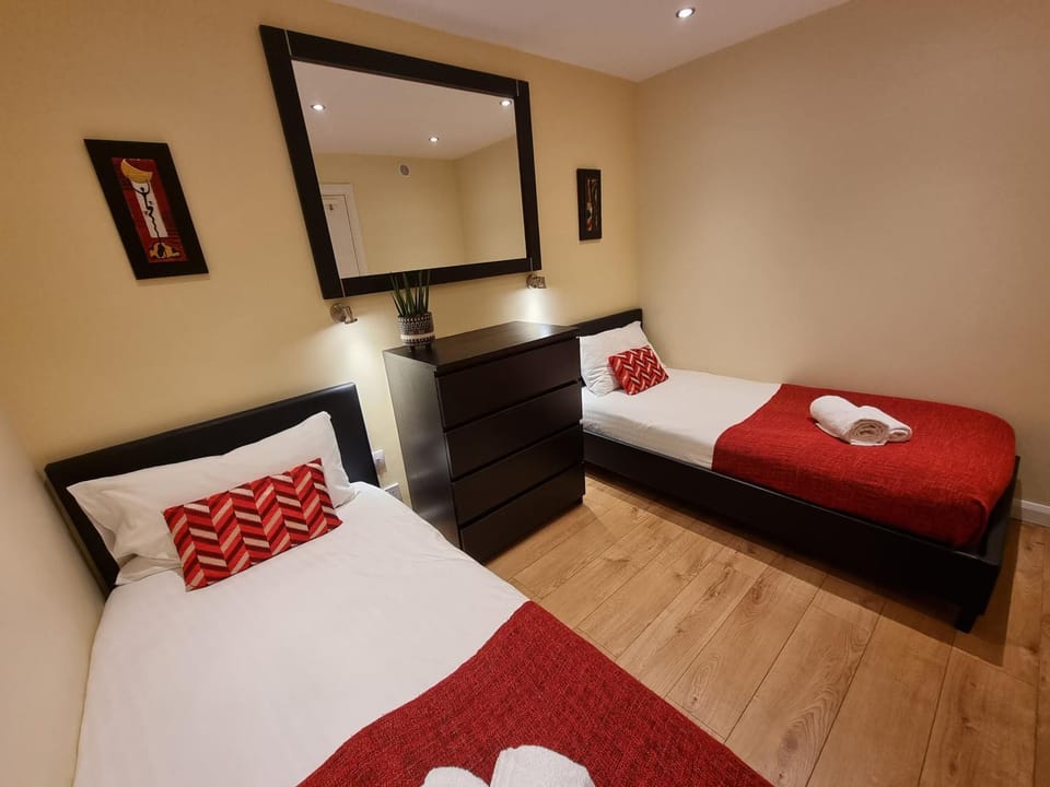 2 Bedrooms - 4 beds plus SofaBed 144 Apartment in London Borough of Hillingdon