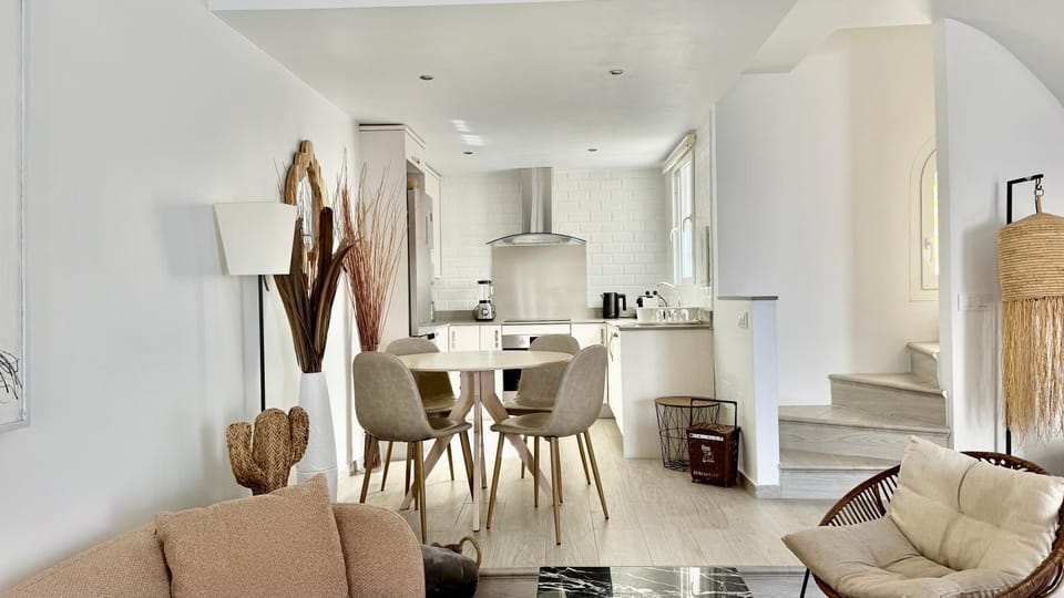 Kitchen or kitchenette, Seating area, Dining area