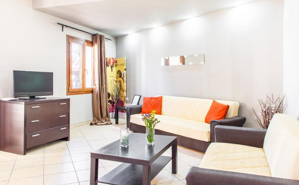 Communal lounge/ TV room, TV and multimedia, Decorative detail