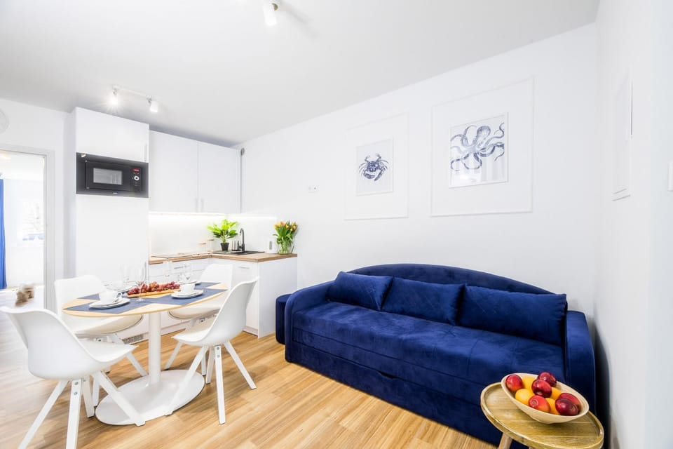 Living room, Food and drinks, Seating area, Dining area, Food