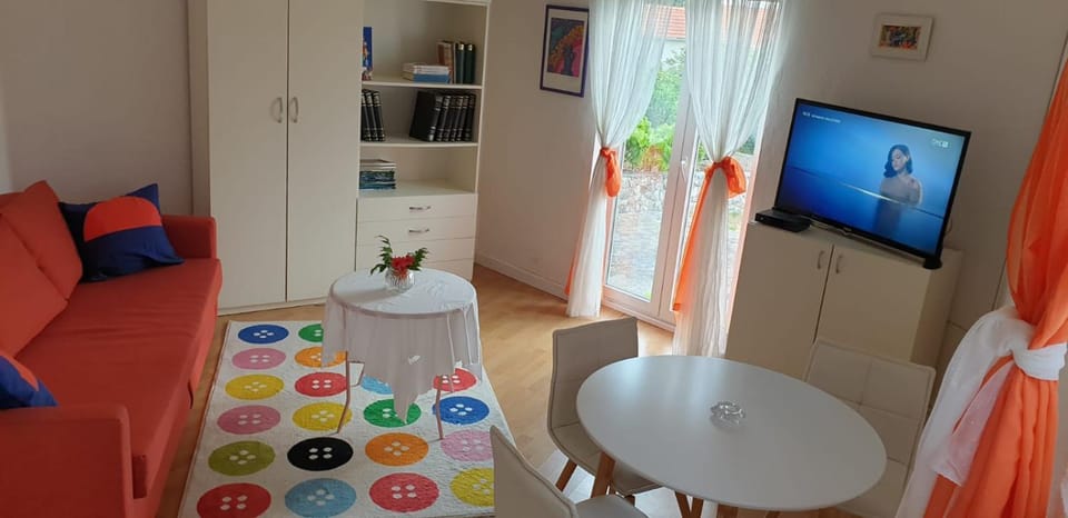Communal lounge/ TV room, TV and multimedia, Living room, Seating area, Dining area