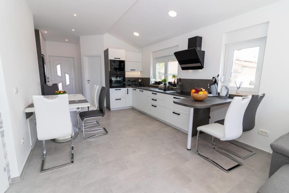 Kitchen or kitchenette, Seating area, Dining area