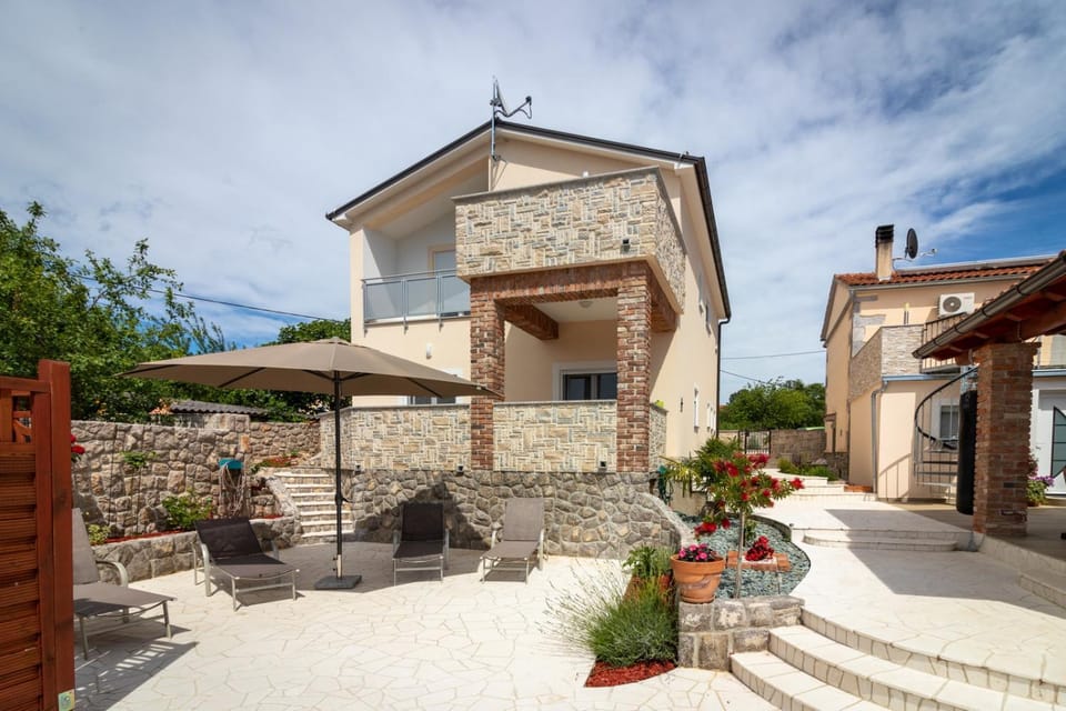 Property building, Garden, Balcony/Terrace