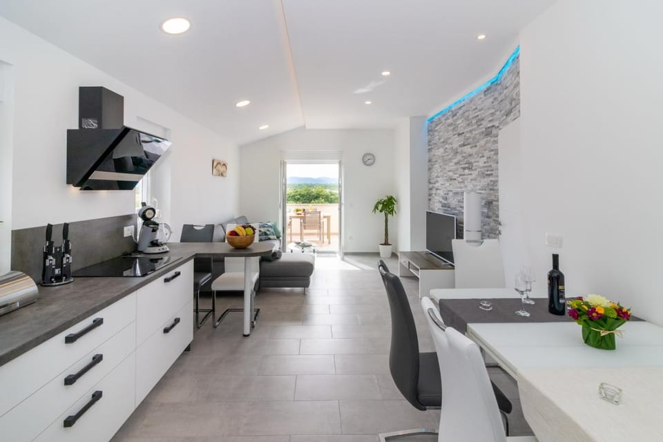 TV and multimedia, Kitchen or kitchenette, Living room, Dining area