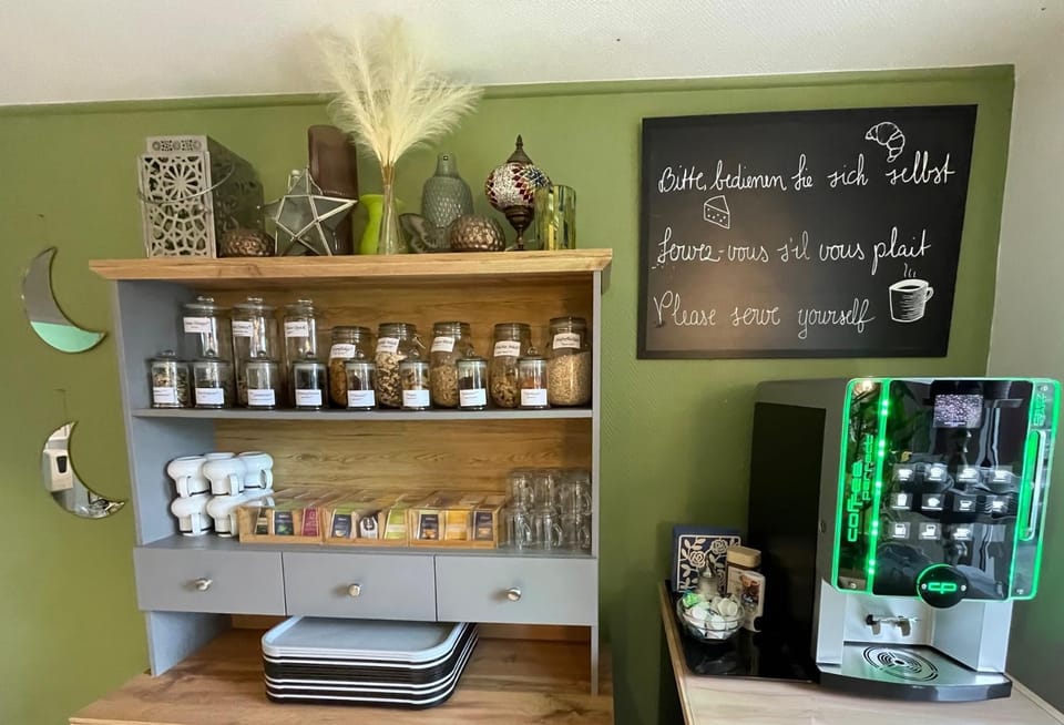 Coffee/tea facilities, Lounge or bar