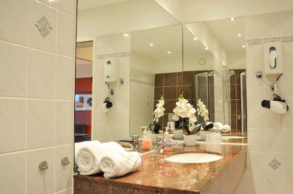 Shower, Toilet, Bathroom, towels