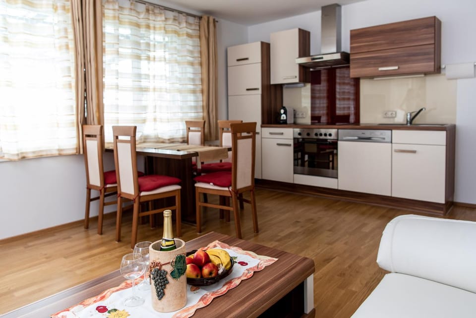 Kitchen or kitchenette, Food and drinks, Dining area, Communal kitchen, Breakfast