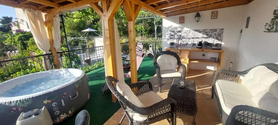 Hot Tub, Seating area