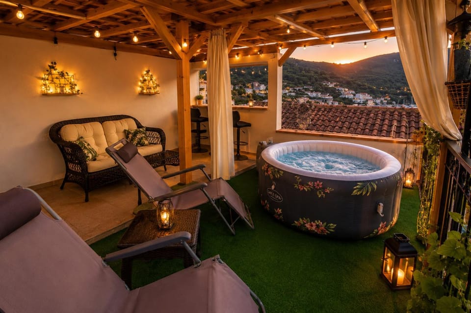 Night, Hot Tub, Seating area