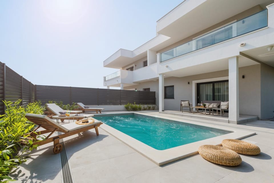 Property building, Day, On site, Swimming pool, Swimming pool