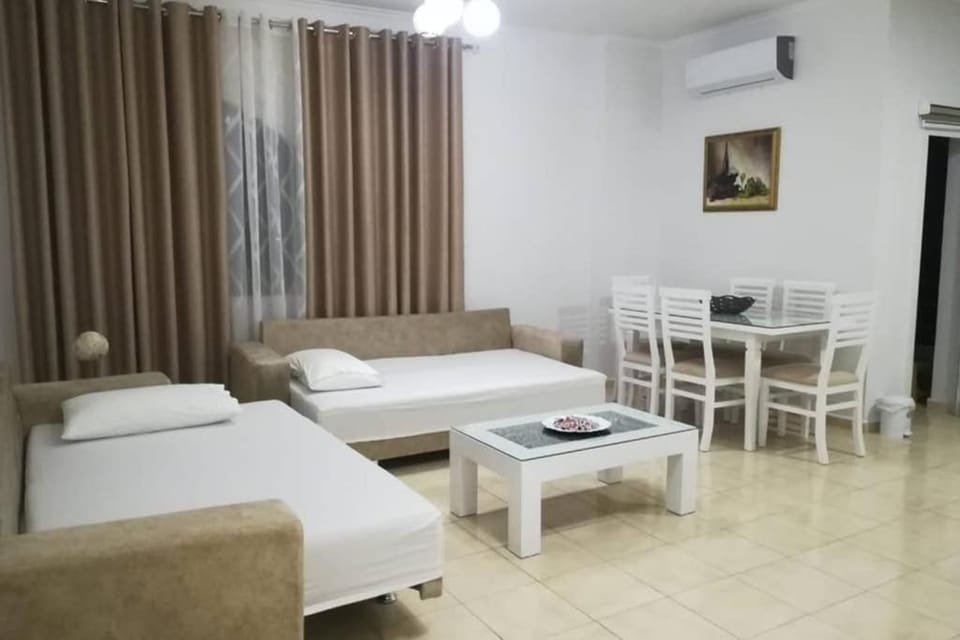 Bed, Living room, Seating area, air conditioner