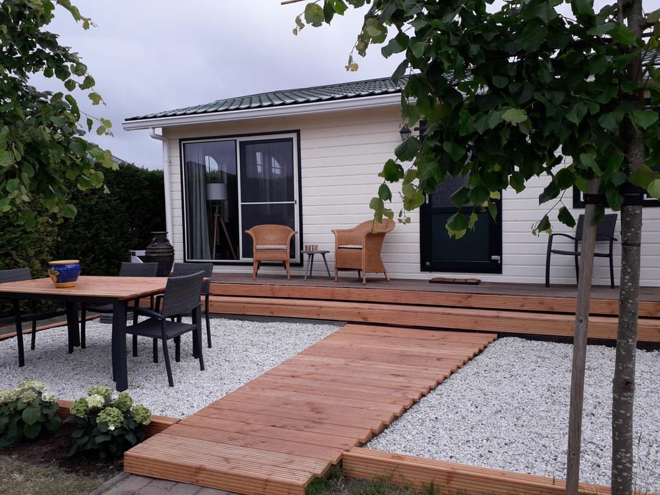 Facade/entrance, Garden