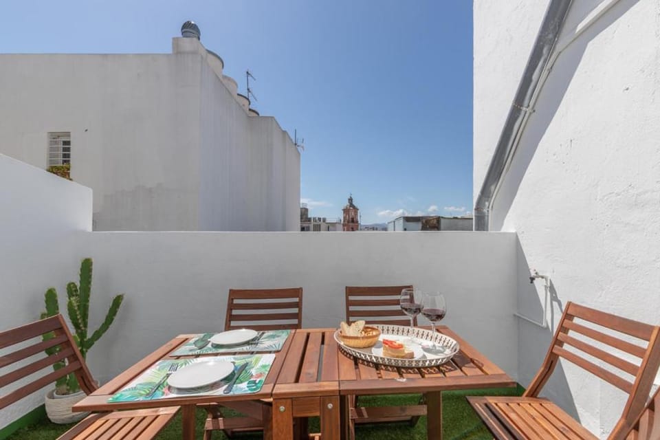 Property building, Balcony/Terrace, Food and drinks, Food