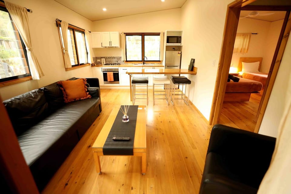 TV and multimedia, Kitchen or kitchenette, Living room, Seating area, stove