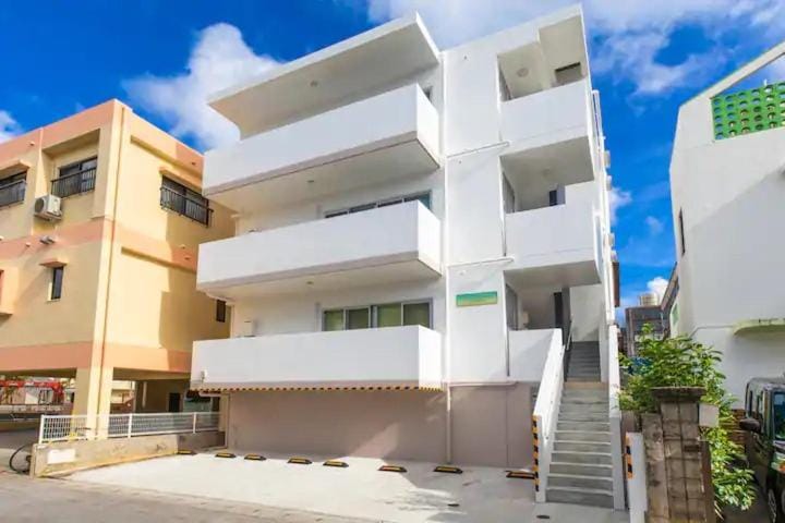 Condominium Luana 築浅2LDK 宮城海岸徒歩2分 American Village 車で10分 Inn in Okinawa Prefecture