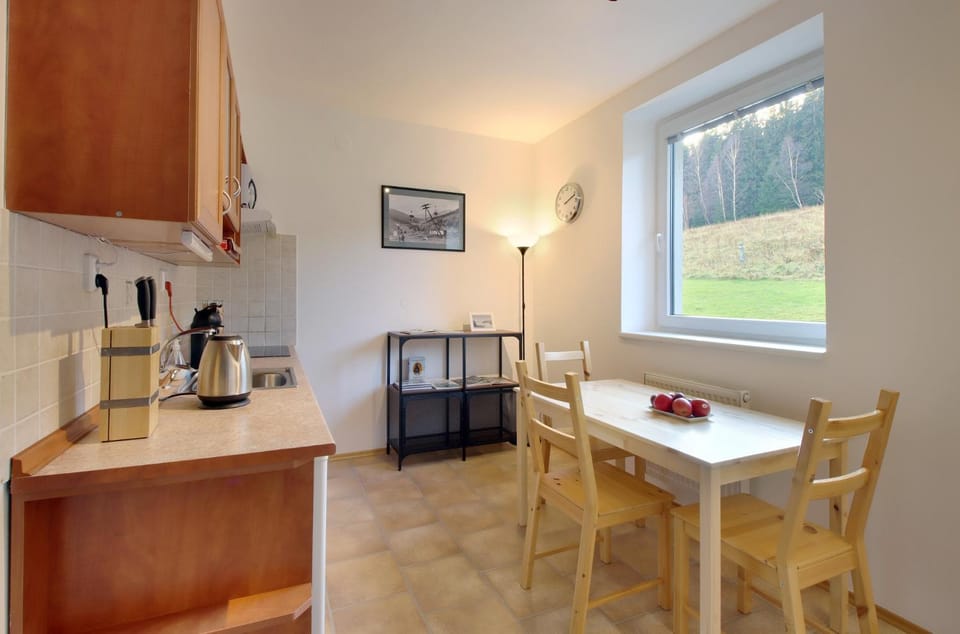 Coffee/tea facilities, View (from property/room), Kitchen or kitchenette, Dining area, Garden view, Mountain view, toaster
