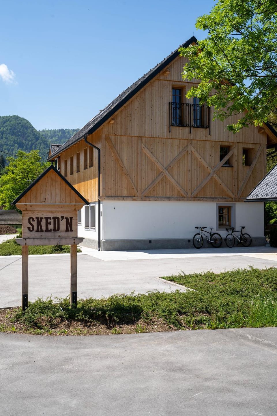 Property building, Facade/entrance, Parking