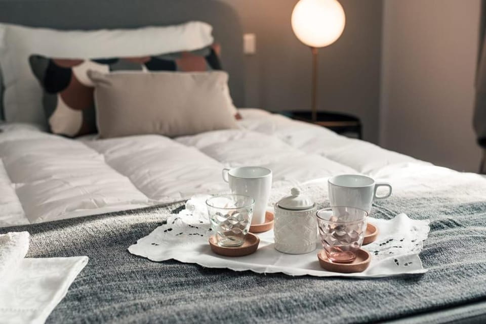 Bed, Bedroom, Drinks
