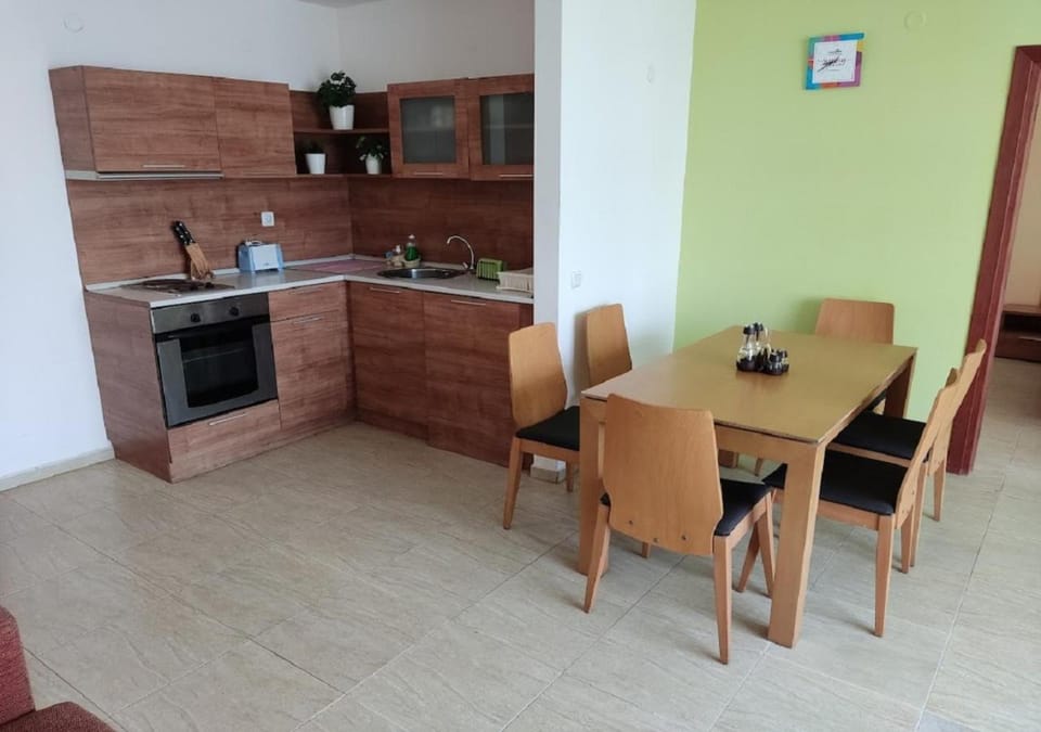 Debbies 2 bed apart with pool and garden views Apartment in Sunny Beach