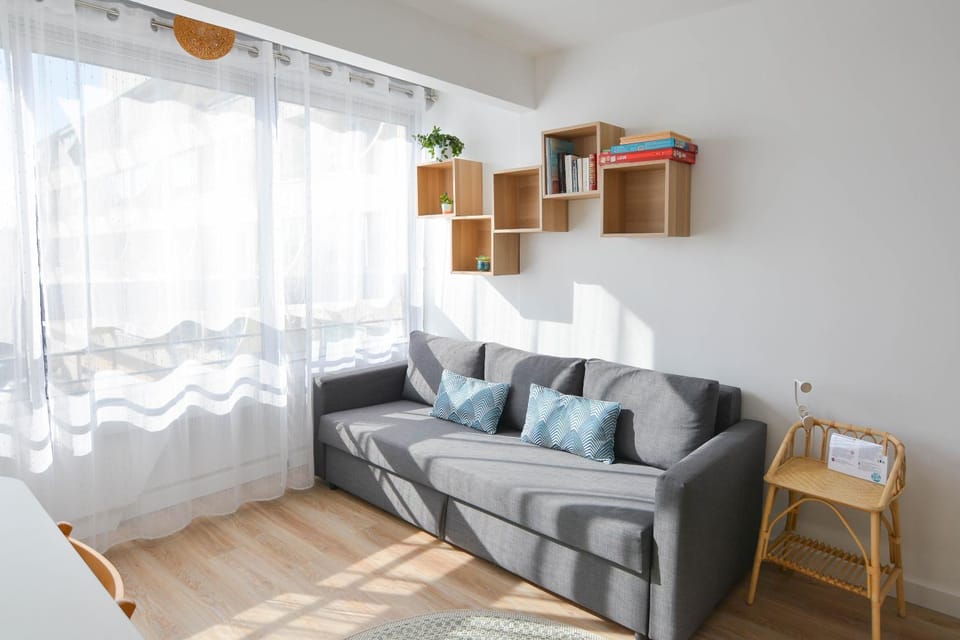 Bed, TV and multimedia, Living room, Seating area