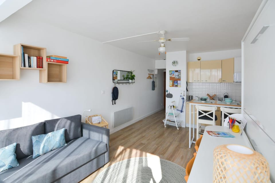 Bed, TV and multimedia, Living room, Seating area, Dining area, Bedroom, cot, bunk bed