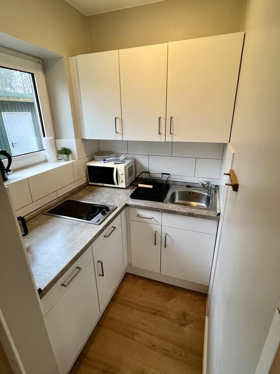Kitchen or kitchenette, dishwasher, stove