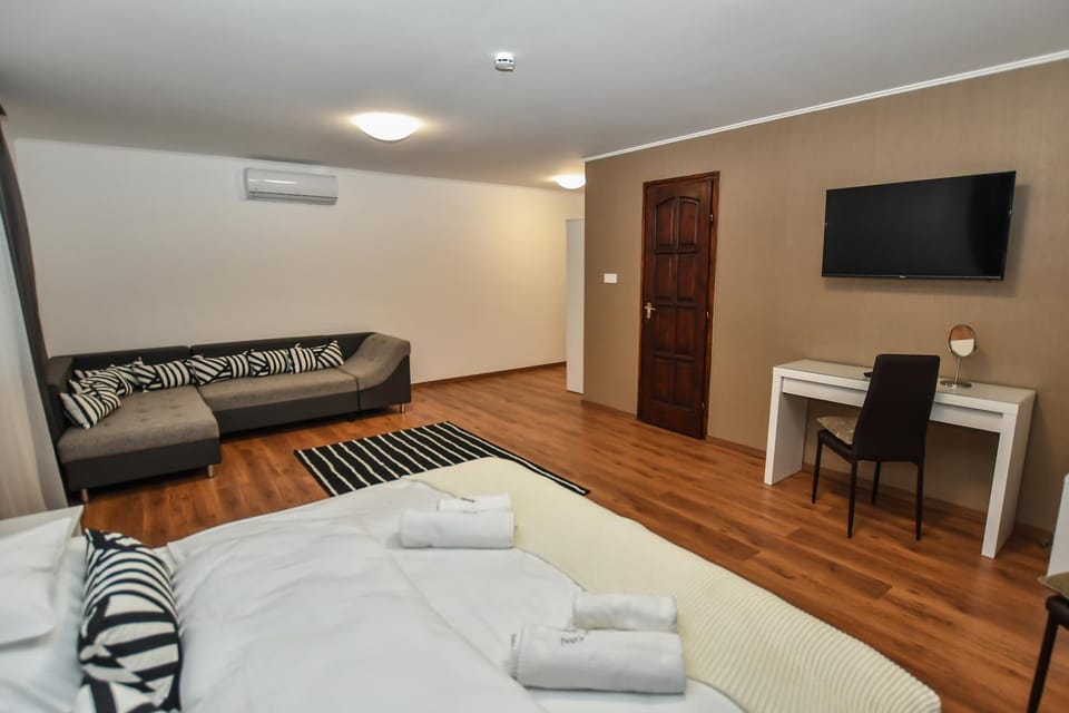 TV and multimedia, Living room, Photo of the whole room, Seating area