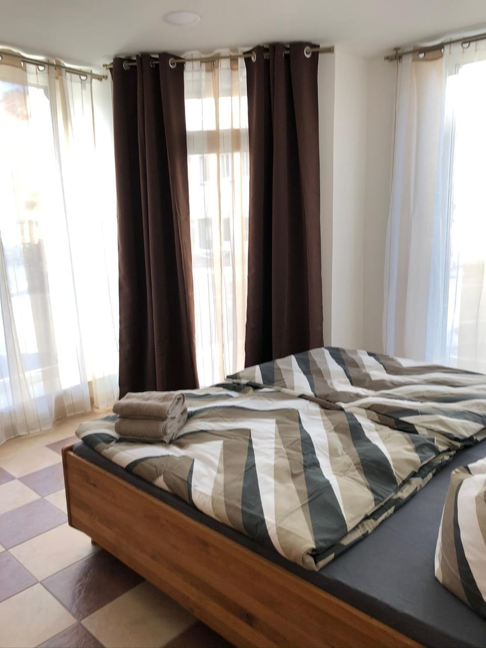 Bed, Photo of the whole room, Decorative detail, Bedroom, City view