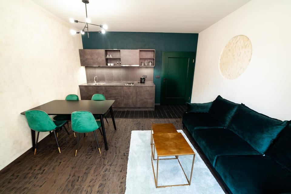 Kitchen or kitchenette, Living room, Seating area, Dining area