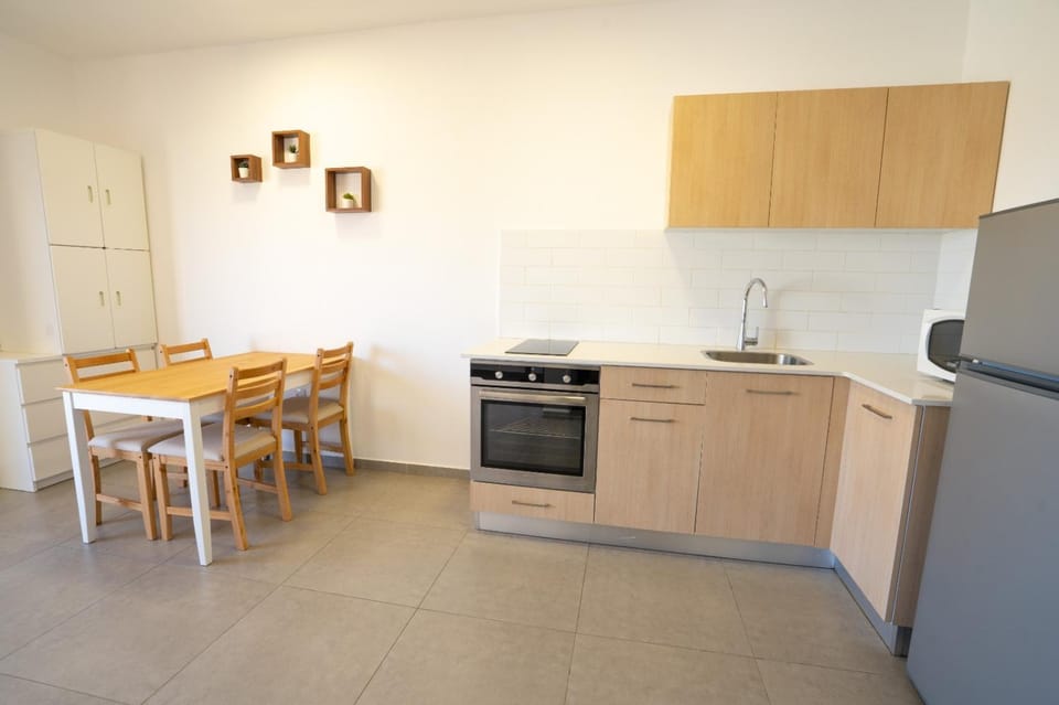 Kitchen or kitchenette, Seating area, Dining area