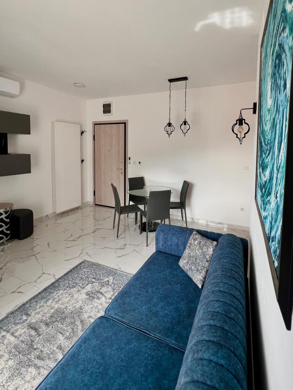TV and multimedia, Living room, Seating area, Dining area, air conditioner