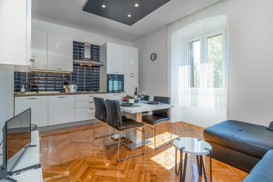 Kitchen or kitchenette, Living room, Dining area