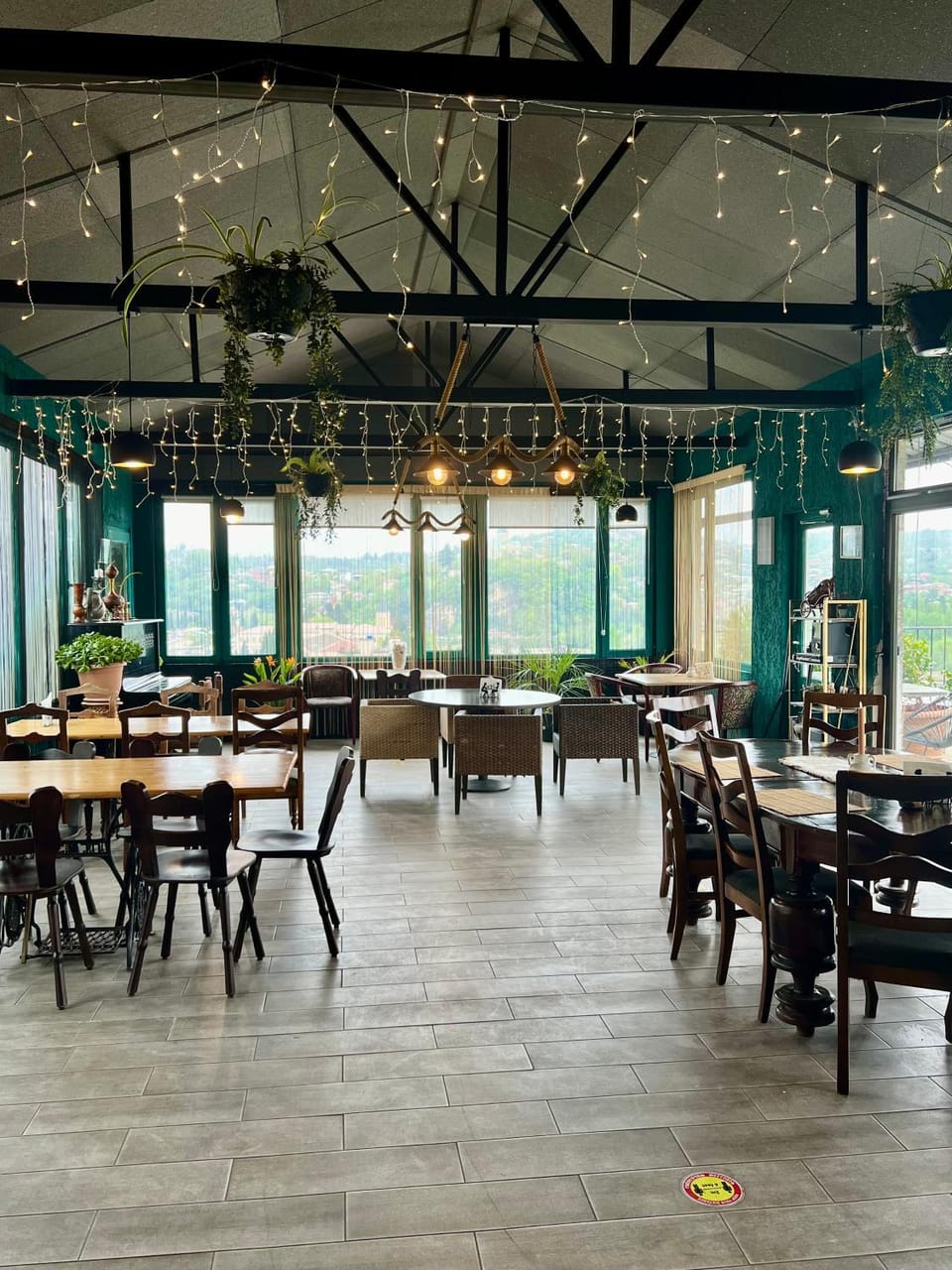 Restaurant/places to eat, Seating area