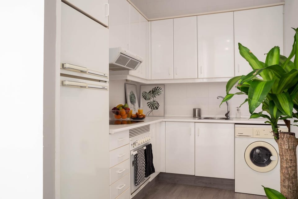 Kitchen or kitchenette, pet friendly, stove, washing machine