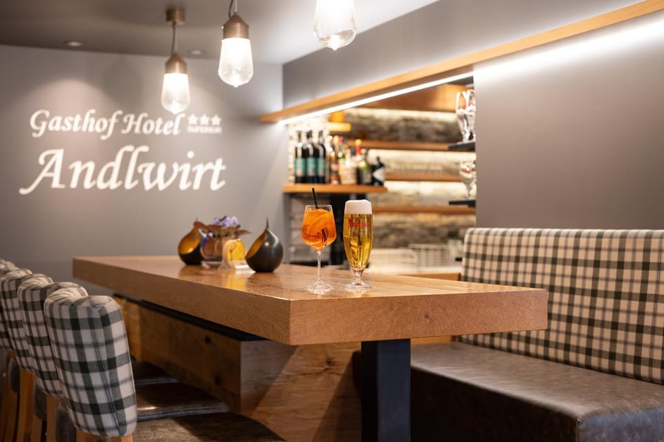 Restaurant/places to eat, Lounge or bar