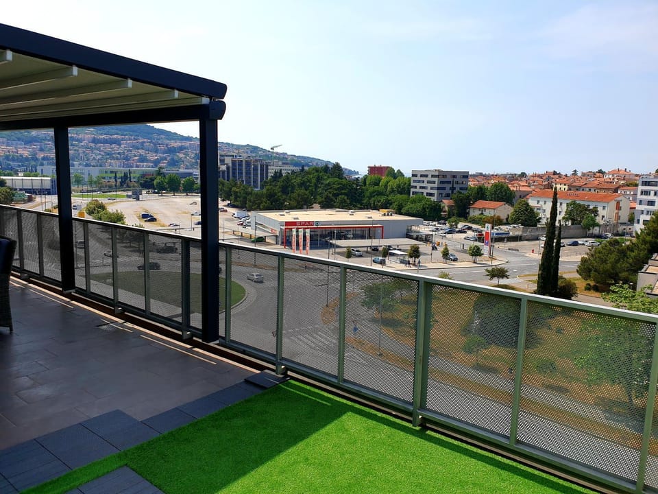 Balcony/Terrace, City view, Street view
