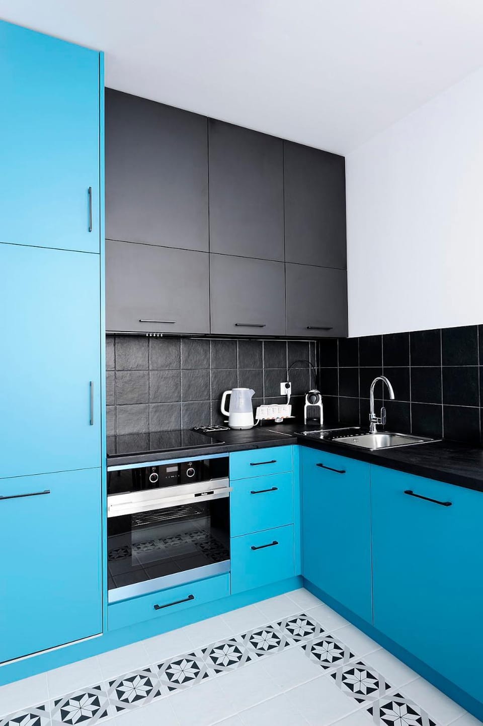 Kitchen or kitchenette, dishwasher, stove