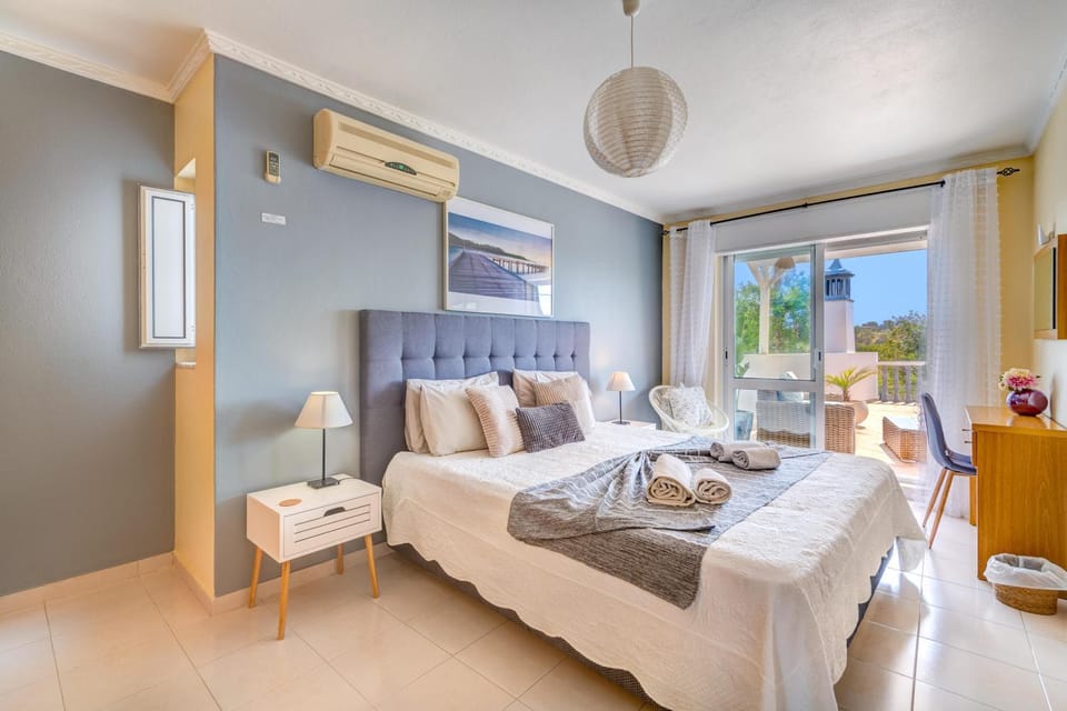 Bed, Photo of the whole room, Bedroom, air conditioner