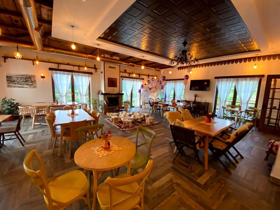 Restaurant/places to eat, Seating area, Dining area, Internal: Not applicable to any particular room