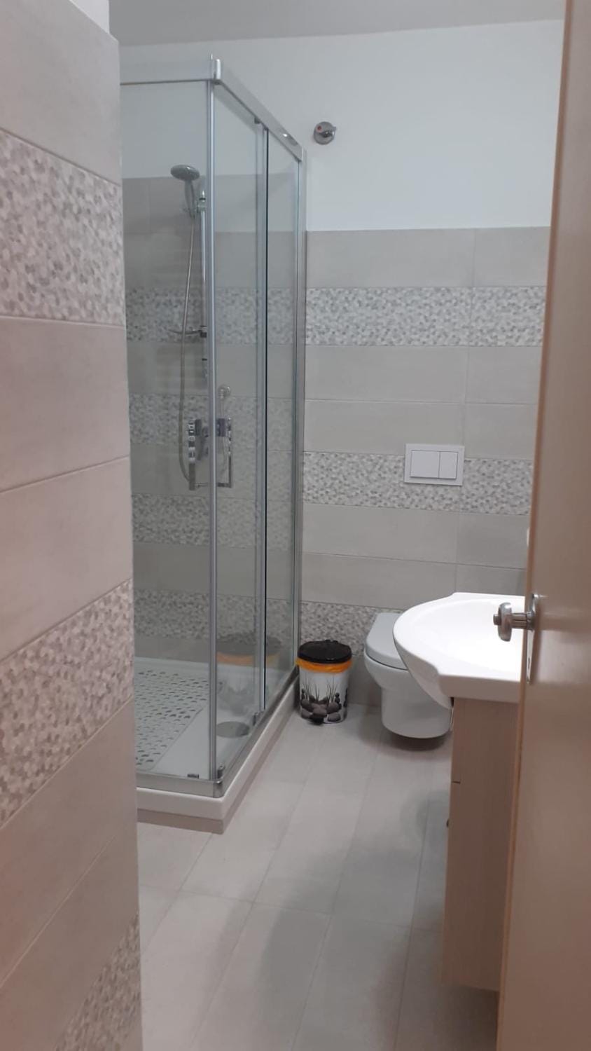 Shower, Toilet