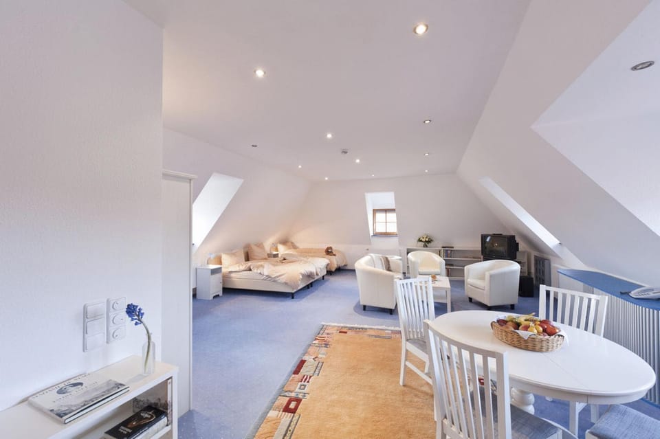 Photo of the whole room, Decorative detail